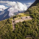 Ruine auf einem bewaldeten Berg auf Höhe der Wolken