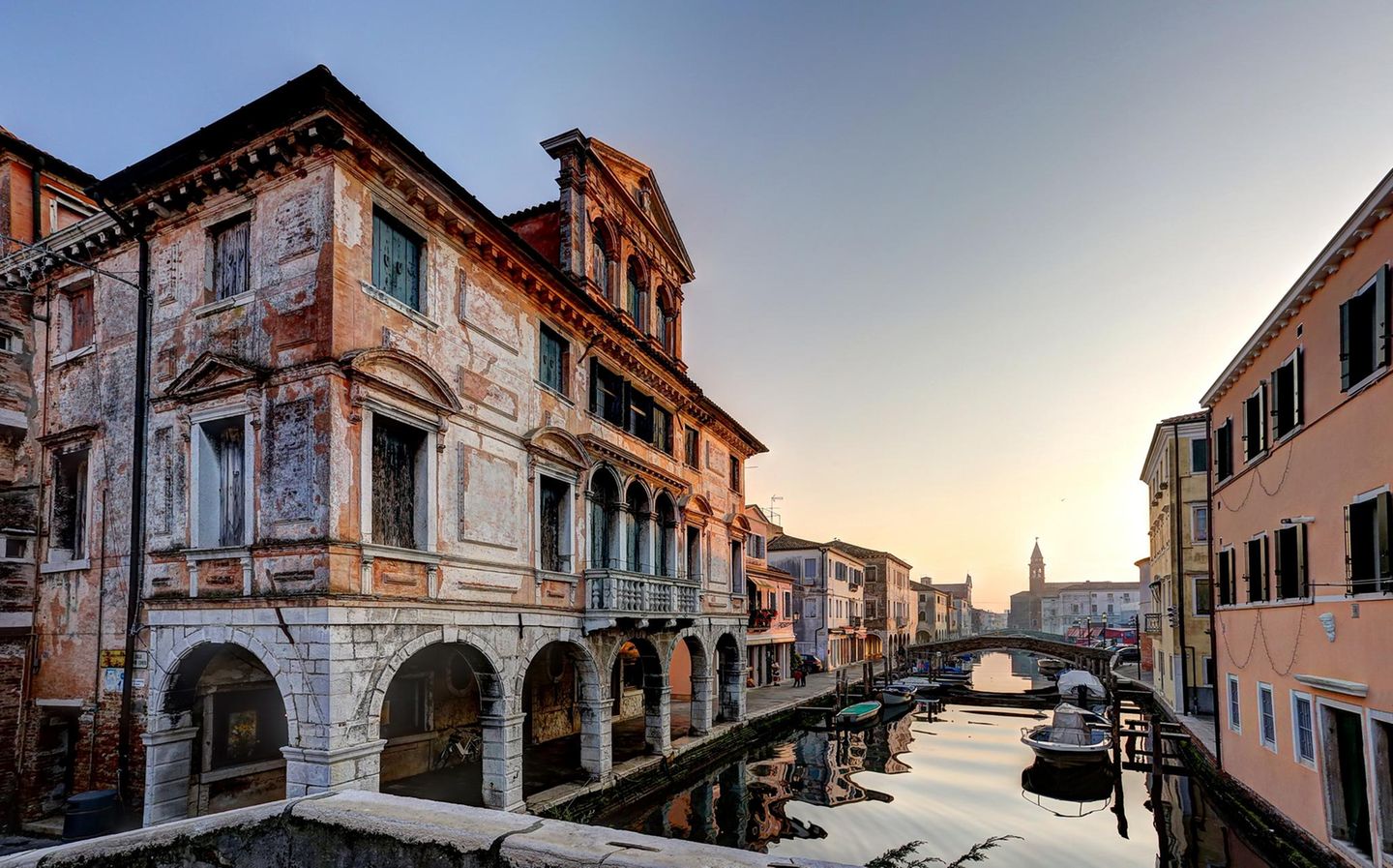 Chioggia: Venedigs schöne Schwester Alte Häuser entlang eines Kanals