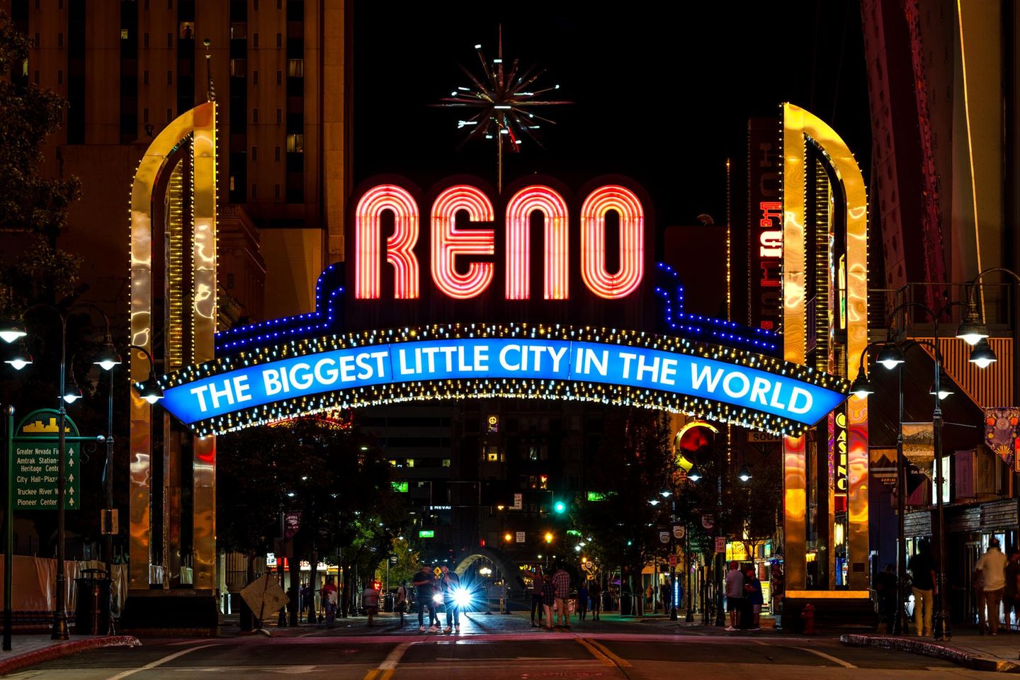 Reno: "Biggest Little City in the World" Leuchtendes Straßenschild mit Menschen im Hintergrund in Reno