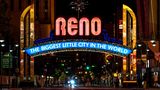 Leuchtendes Straßenschild mit Menschen im Hintergrund in Reno