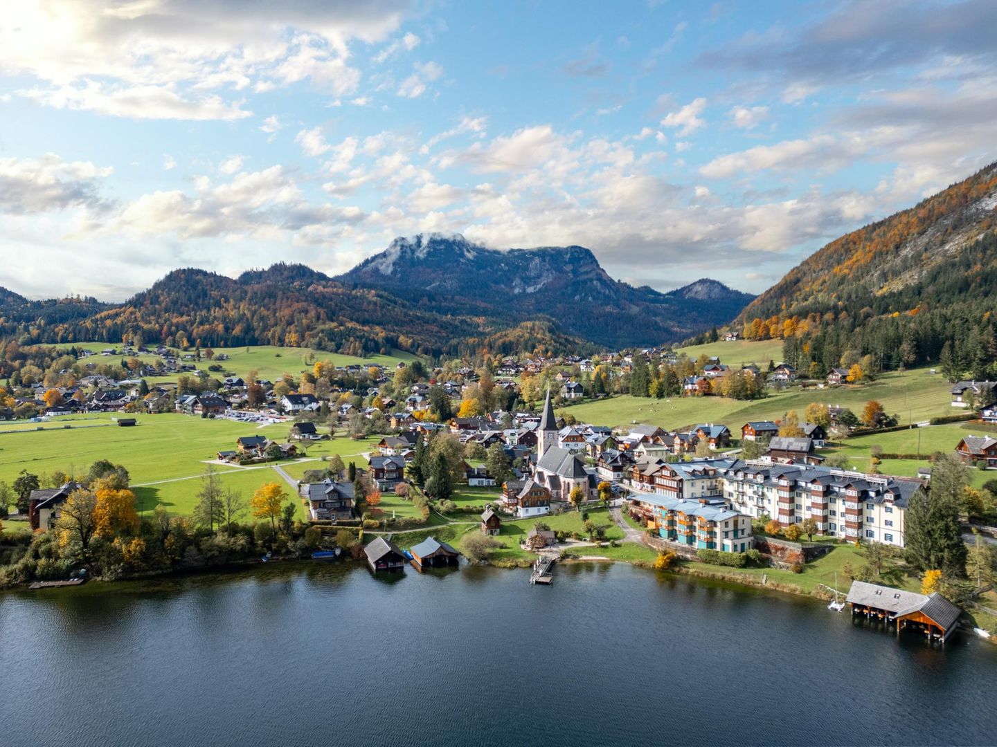 Altaussee: Idylle und Ruhe pur Stadt an einem Fluss mit einer Berglandschaft im Hintergrund