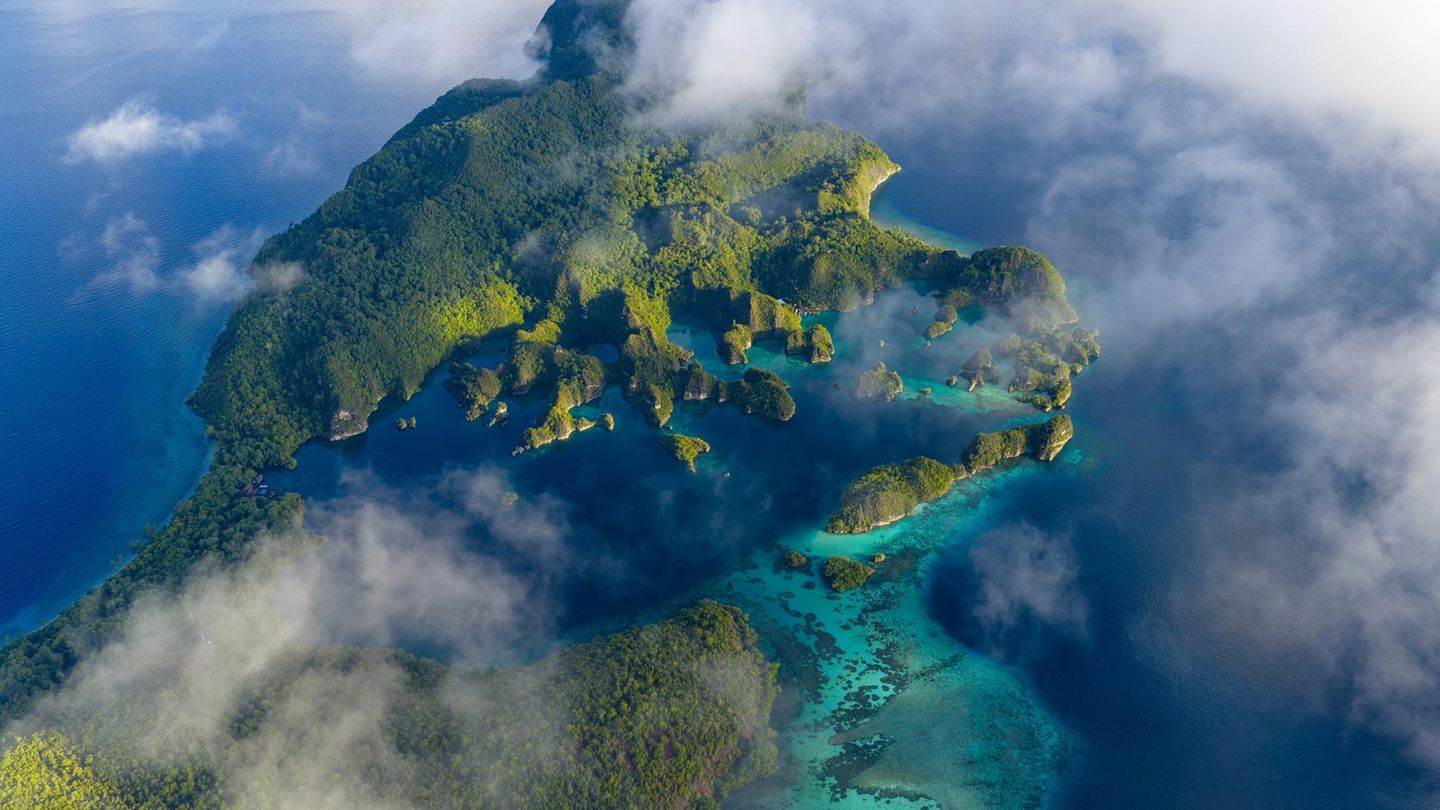 Raja Ampat: Paradies fernab der Massen Inselgruppe in blauem Wasser aus der Luft