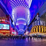 Menschenmenge in Einkaufsstraße