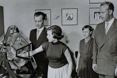 Das Waisenmädchen Elvira Hahn zog die erste Kugel in der Geschichte des erfolgreichen Glücksspiels "6 aus 49"