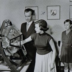 Das Waisenmädchen Elvira Hahn zog die erste Kugel in der Geschichte des erfolgreichen Glücksspiels "6 aus 49"