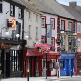 Bunte Bars entlang einer Straße