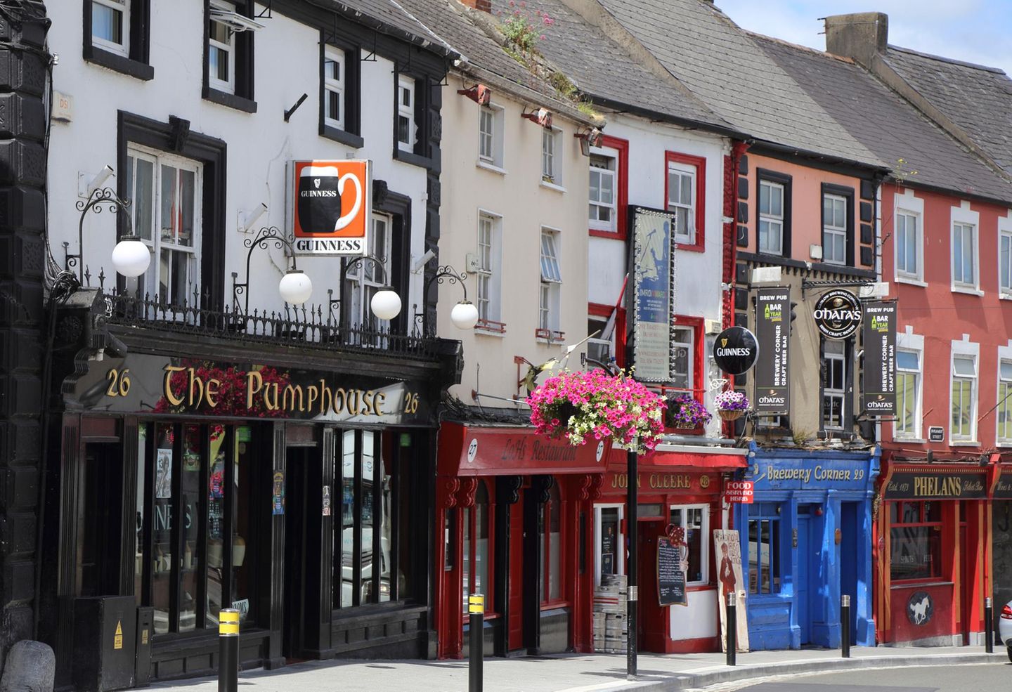 Kilkenny: Bier im ältesten irischen Stadthaus Bunte Bars entlang einer Straße
