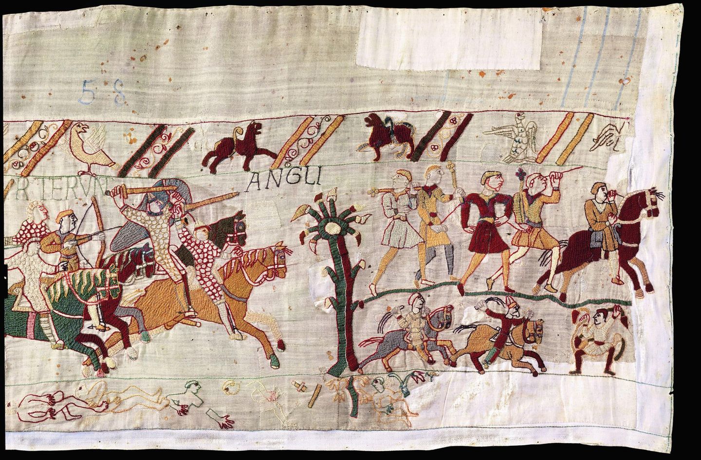 Mittelalter Bildergeschichte ohne Ende mittelalterliche Stickerei, Ritter treiben fliehende Männer vor sich her