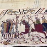 mittelalterliche Stickerei, Ritter und Infanteristen prallen im Kampf aufeinander, Gefallene liegen am Boden