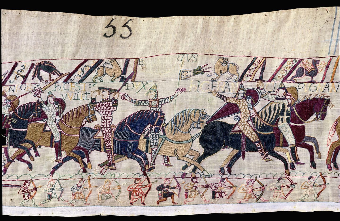 mittelalterliche Stickerei, Ritter in Kettenhemden preschen mit Schwertern voran, einer lüftet den Helm