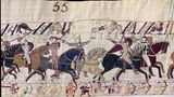 mittelalterliche Stickerei, Ritter in Kettenhemden preschen mit Schwertern voran, einer lüftet den Helm