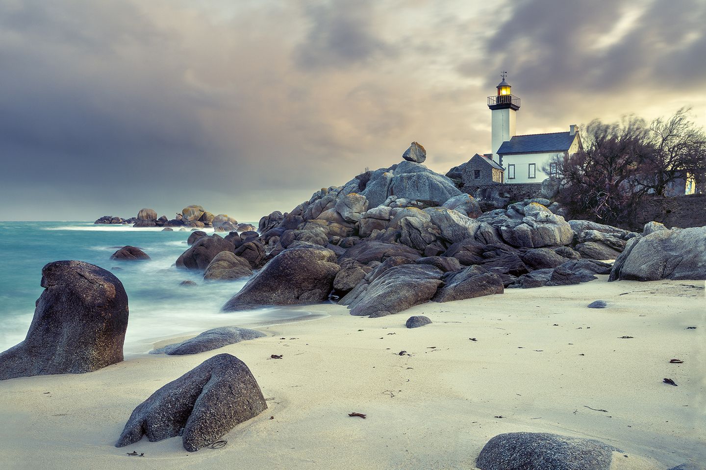 Leuchtturm von Pontusval an einem stürmischen Frühlingsabend