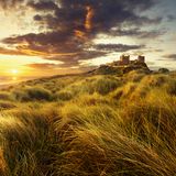 Majestätisch erhebt sich Schloss Bamburgh über der Dünenlandschaft in Northumberland