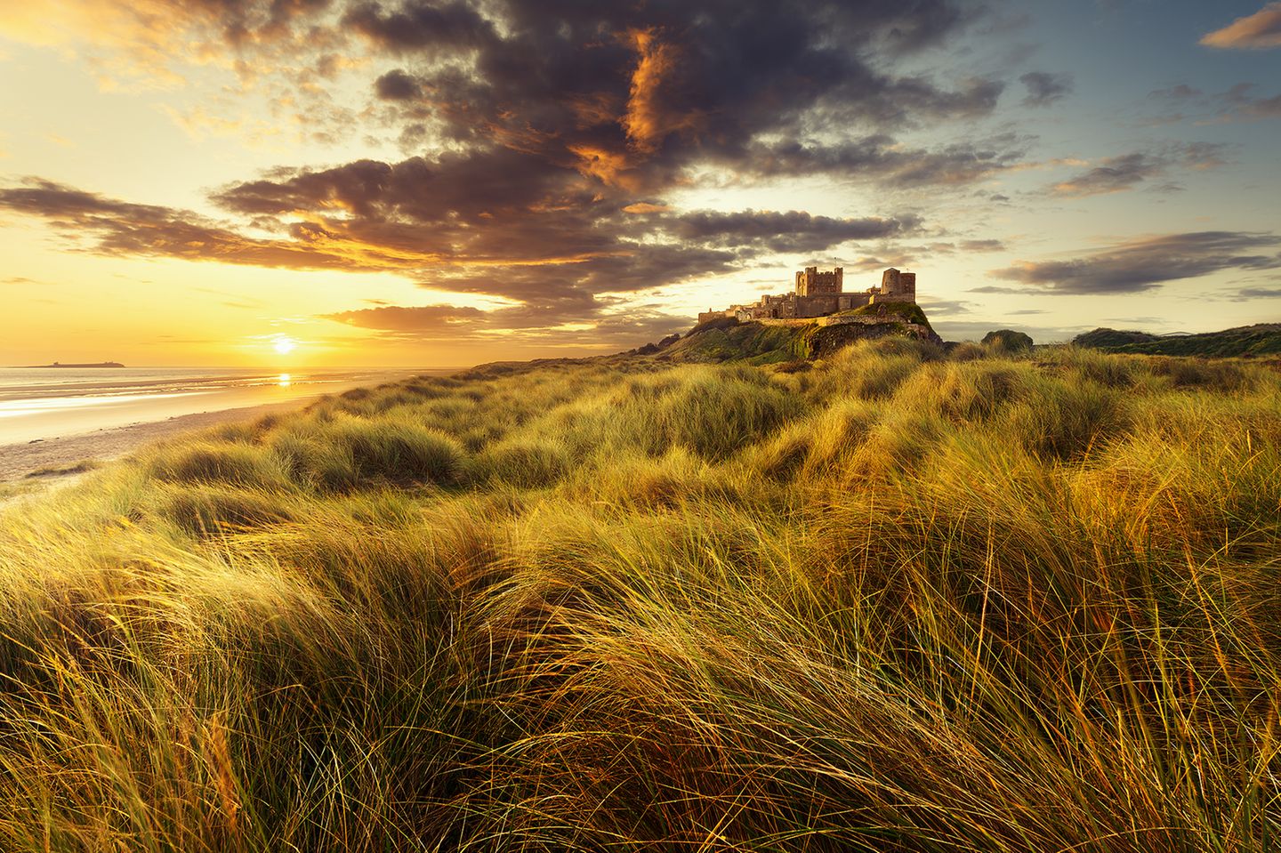 Majestätisch erhebt sich Schloss Bamburgh über der Dünenlandschaft in Northumberland