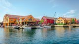 Bunte Häuser, Boote und Wasser an Kristiansands Fiskebrygga