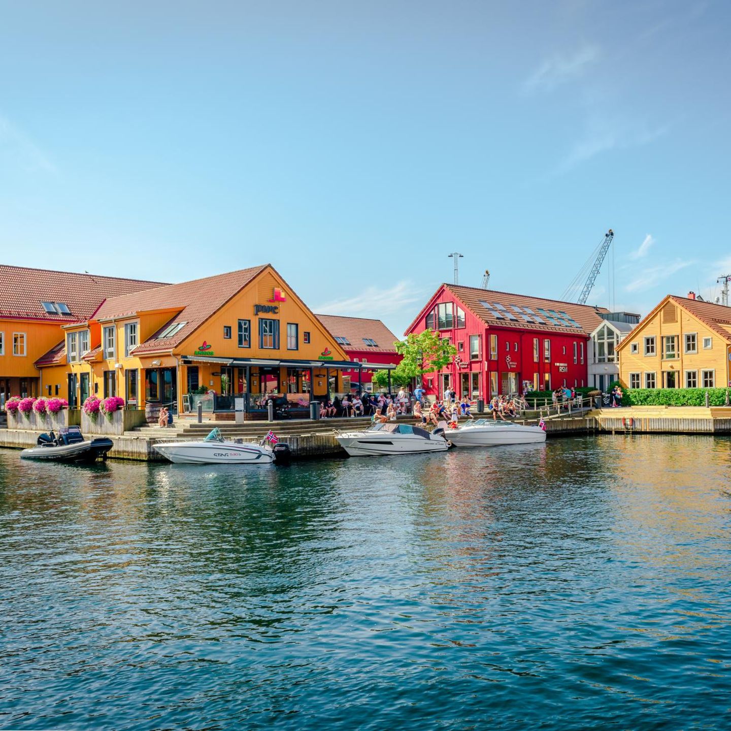 Bunte Häuser, Boote und Wasser an Kristiansands Fiskebrygga