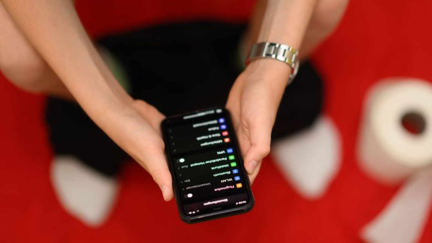 Jeder zehnte Befragte telefoniert gar auf dem Klo sitzend - und immerhin noch vier Prozent schauen, was sich in Dating-Apps so t