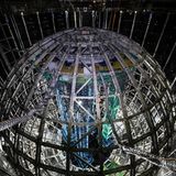 Geisterteilchen. Neutrinos sind die leichtesten und zugleich am schwersten detektierbaren Teilchen des Kosmos. In jeder Sekunde fliegen Zigmilliarden durch einen menschlichen Körper, ohne dass wir es bemerken. Diese 35 Meter hohe kugelförmige Stahlkonstruktion, von chinesischen Forschenden kürzlich fertiggestellt, soll sie aufspüren und ihnen ihre Geheimnisse entlocken.   Umgeben mit einem Panzer aus Plexiglas fasst die Kugel 20.000 Tonnen einer Flüssigkeit, die aufleuchtet, wenn Neutrinos sie durchqueren. Um dem Innendruck der Flüssigkeit auf die Außenfläche etwas entgegenzusetzen, schwebt die Kugel in einem riesigen Wasserbecken, 44 Meter tief, angefüllt mit 60.000 Tonnen hochreinem Wasser. Und als wäre das nicht schon megalomanisch genug, befindet sich die gesamte Konstruktion 700 Meter unter der Erde, um sie vor äußeren Störungen zu schützen.   Solch ein Aufwand wäre wohl übertrieben, wäre das Neutrino nicht das mysteriöseste und am wenigsten verstandene Elementarteilchen. Forschende können viele seiner Eigenschaften nicht erklären: Es besitzt eine (winzige) Masse, auch wenn es das nicht sollte; es kann sich nur in eine Richtung drehen und ein einzelnes wandelt sich unentwegt in verschiedene Arten von Neutrinos um. Mit der Kugel wollen Forschende dieses ungewöhnliche Verhalten genauer beobachten und verstehen, in der Erwartung und Hoffnung, etwas fundamental Neues über das Universum zu lernen.  KW 36