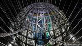 Geisterteilchen. Neutrinos sind die leichtesten und zugleich am schwersten detektierbaren Teilchen des Kosmos. In jeder Sekunde fliegen Zigmilliarden durch einen menschlichen Körper, ohne dass wir es bemerken. Diese 35 Meter hohe kugelförmige Stahlkonstruktion, von chinesischen Forschenden kürzlich fertiggestellt, soll sie aufspüren und ihnen ihre Geheimnisse entlocken.   Umgeben mit einem Panzer aus Plexiglas fasst die Kugel 20.000 Tonnen einer Flüssigkeit, die aufleuchtet, wenn Neutrinos sie durchqueren. Um dem Innendruck der Flüssigkeit auf die Außenfläche etwas entgegenzusetzen, schwebt die Kugel in einem riesigen Wasserbecken, 44 Meter tief, angefüllt mit 60.000 Tonnen hochreinem Wasser. Und als wäre das nicht schon megalomanisch genug, befindet sich die gesamte Konstruktion 700 Meter unter der Erde, um sie vor äußeren Störungen zu schützen.   Solch ein Aufwand wäre wohl übertrieben, wäre das Neutrino nicht das mysteriöseste und am wenigsten verstandene Elementarteilchen. Forschende können viele seiner Eigenschaften nicht erklären: Es besitzt eine (winzige) Masse, auch wenn es das nicht sollte; es kann sich nur in eine Richtung drehen und ein einzelnes wandelt sich unentwegt in verschiedene Arten von Neutrinos um. Mit der Kugel wollen Forschende dieses ungewöhnliche Verhalten genauer beobachten und verstehen, in der Erwartung und Hoffnung, etwas fundamental Neues über das Universum zu lernen.  KW 36