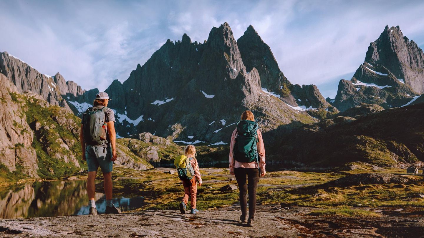 Sie sind praktisch, gemütlich oder unterstützen im Notfall: Diese Wander-Gadgets sind eine sinnvolle Ergänzung für den nächsten Ausflug in die Natur