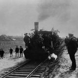 Menschen beobachten, wie Zug über Gleise fährt