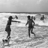 Personen baden im Meer