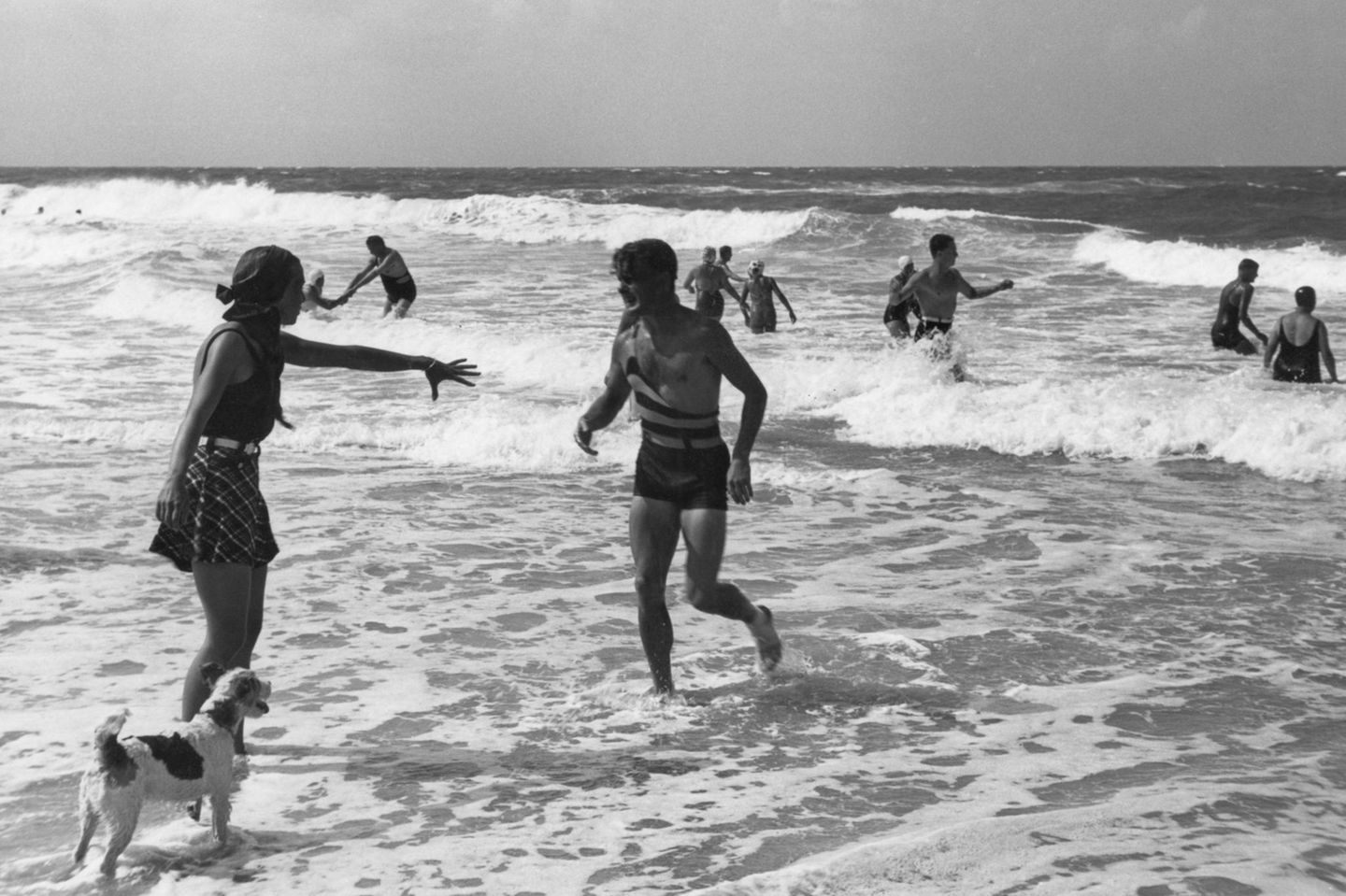 Personen baden im Meer