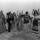 Menschen feiern auf dem Strand