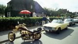 Motorrad parkt vor Bar