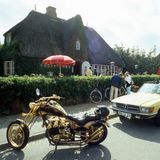 Motorrad parkt vor Bar