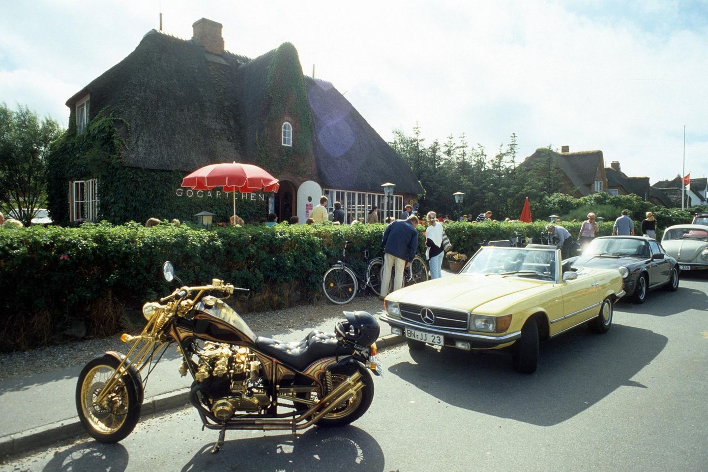 Motorrad parkt vor Bar