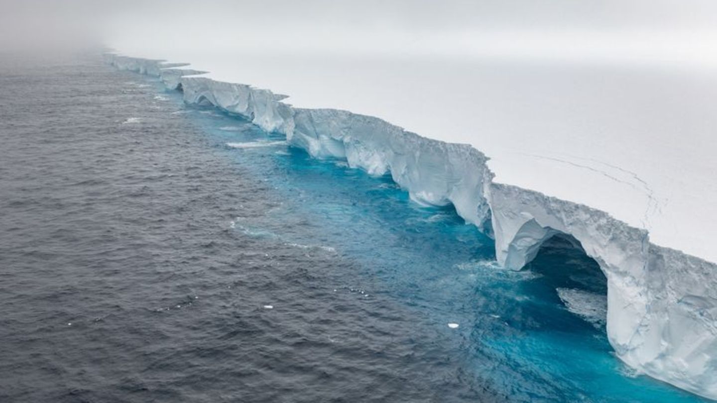 Unter anderem durch Schmelzwasser entstanden höhlenartige Vertiefungen im Eis. Foto: Ian Strachan/Eyos Expeditions/dpa