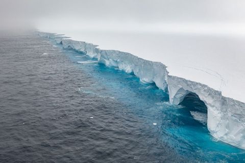 Unter anderem durch Schmelzwasser entstanden höhlenartige Vertiefungen im Eis. Foto: Ian Strachan/Eyos Expeditions/dpa