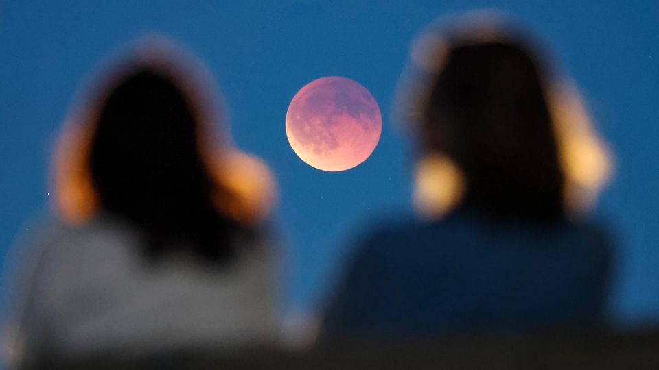 By-line=Jan Woitas  Caption/Abstract=Schaulustige betrachten von einer Parkbank aus die auch als Blutmond bezeichnete totale Mondfinsternis. Dabei schiebt sich der Mond nach und nach in den Erdschatten - bis hin zur totalen Mondfinsternis.  City=Leipzig