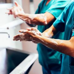Ärzte im Krankenhaus waschen sich die Hände