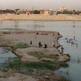 Junge Personen kühlen sich am Tigris-Flussbett in Bagdad ab