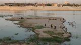 Junge Personen kühlen sich am Tigris-Flussbett in Bagdad ab