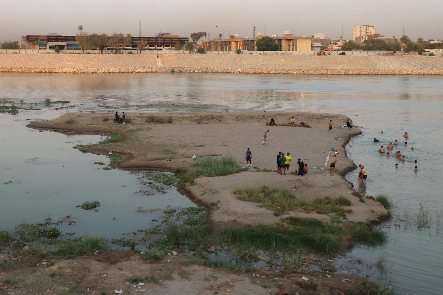 Irak: Leute ziehen aus Bagdad weg Junge Personen kühlen sich am Tigris-Flussbett in Bagdad ab