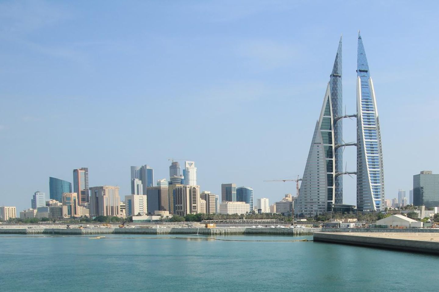 Bahrain: Enorme Summen für frisches Wasser Skyline von Manama, Bahrain