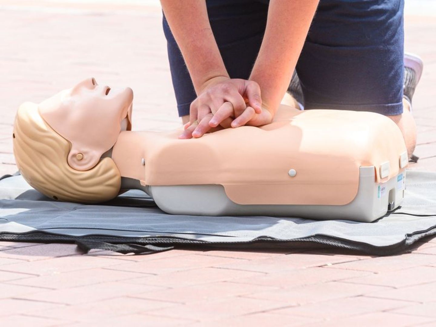Bitte beherzt zudrücken: Einer Herzdruckmassage sollte man nicht zu zögerlich angehen