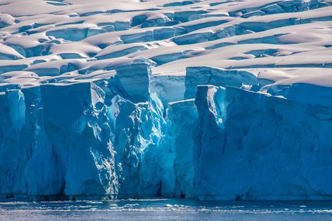 Die Gletscher der Antarktis schmelzen von oben und von unten. Ideen, den Prozess mit großtechnischen Mitteln aufzuhalten, könnten echten Klimaschutz konterkarieren, warnen Forschende