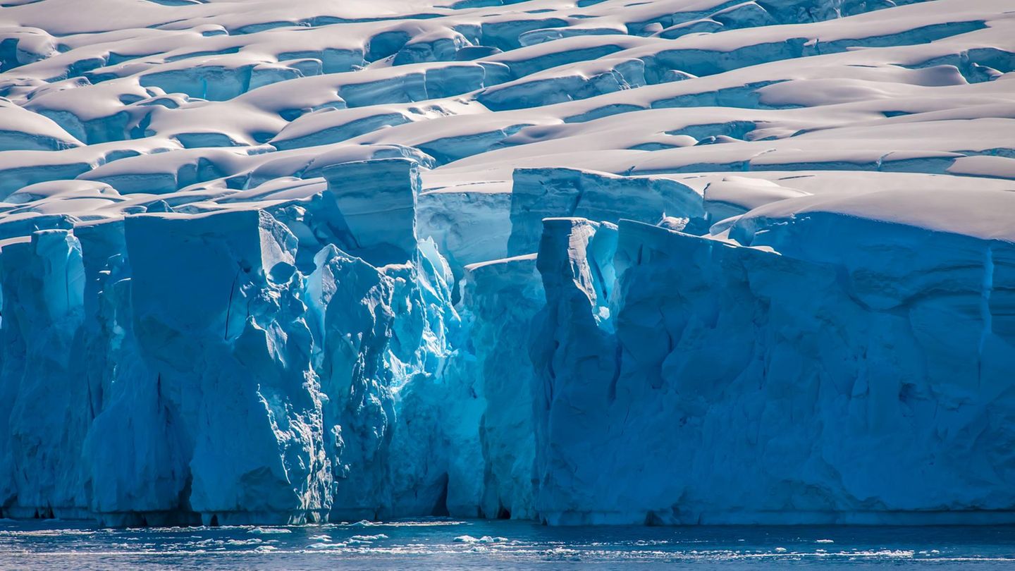 Die Gletscher der Antarktis schmelzen von oben und von unten. Ideen, den Prozess mit großtechnischen Mitteln aufzuhalten, könnten echten Klimaschutz konterkarieren, warnen Forschende