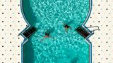 Ein Pool aus der Luftperspektive, der von oben durch seine Form aussieht wie ein Fenster auf den ersten Blick