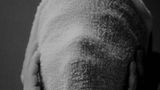 Maskerade Ein Kind hält sich ein Handtuch vor das Gesicht und hält es mit den Händen. Der Mund ist weit offen