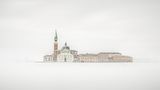 Die Silhouette von Venedig, welche aus dem Nebel hervorsticht