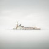 Die Silhouette von Venedig, welche aus dem Nebel hervorsticht