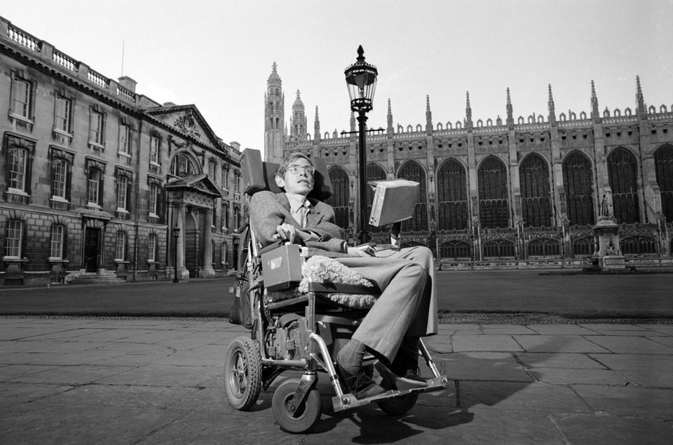 Als Stephen Hawking in den 1960ern und 1970ern unser Verständnis von Schwarzen Löchern revolutionierte, zeigten sich bereits die Folgen seiner Amyotrophen Lateralsklerose (ALS). In seinen letzten Jahrzehnten (hier 1988) konnte er nur noch sehr wenige Muskeln seines Körpers  kontrollieren, doch er forschte unbeirrt weiter. Die Bestätigung seiner Vorhersagen konnte er nicht mehr erleben, Hawking starb 2018