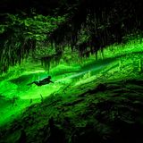 Taucher in Karsthöhle mit Tropfsteinen