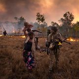 Frau mit Kind und Ranger im brennenden Buschland von "Warddeken Land"