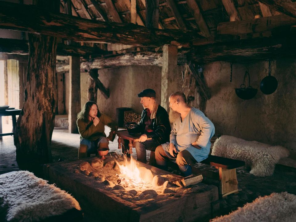 3 Männer an Feuerstelle